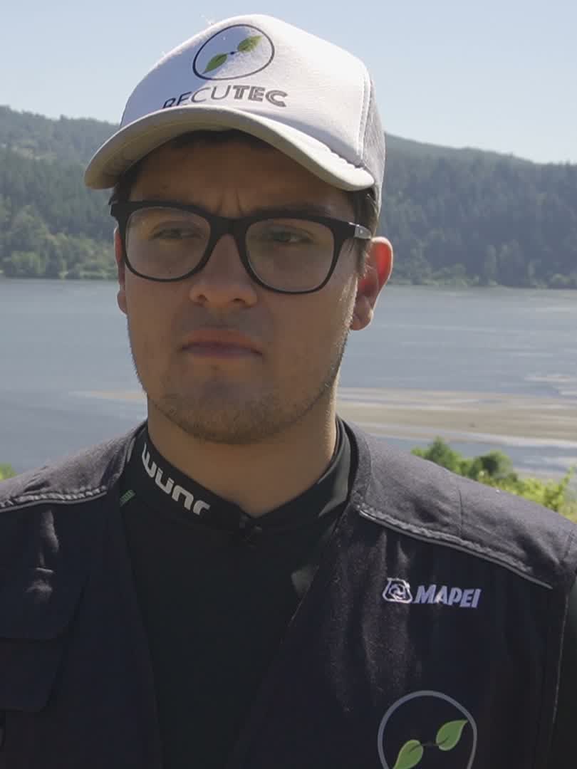 Mauro en terreno junto a su GPS